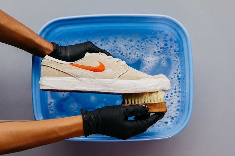 Cách Giặt Giày Sneaker Ngay Tại Nhà – Hướng Dẫn Chi Tiết